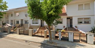 Casa aparellada  Calle enebro. Inmueble en rentabilidad