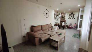 Casa  Calle miguel hernández. Acogedora casa en planta baja con terraza y todas las comodidade