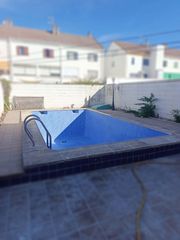 Chalet  Calle escultor garcía corona. Chalet adosado de 4 plantas con piscina privada y garaje amplio