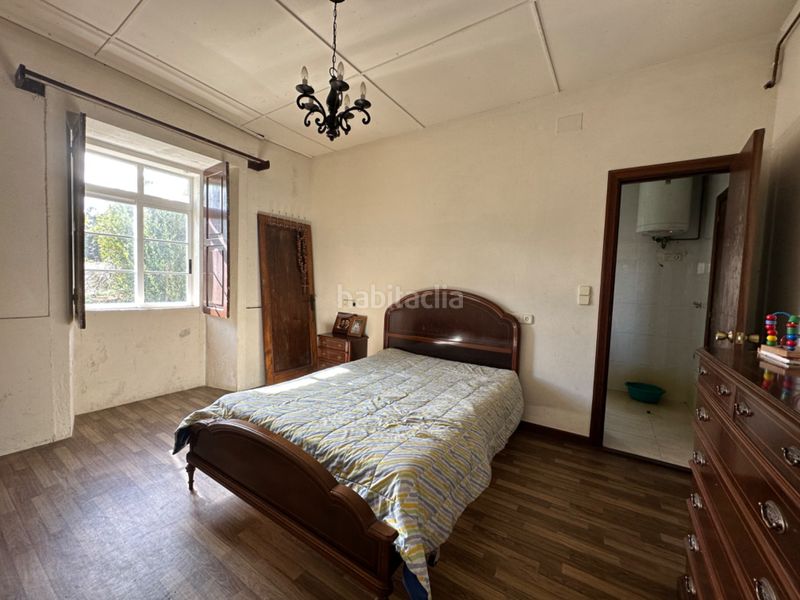 Foto f1176c2e-bd22-4a7c-86f4-f5d4a71ea732. Casa amb xemeneia aparcament a Boqueixón