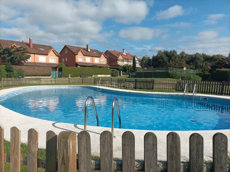 Foto adf5dac9-6bfb-4ee0-bf17-954031830bb0. Lloguer xalet amb xemeneia calefacció aparcament piscina a Santiago de Compostela