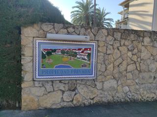 Motorcycle parking in Carrer de josep maria subirachs 34. Plaza de aparcamiento con acceso a piscina y jardin