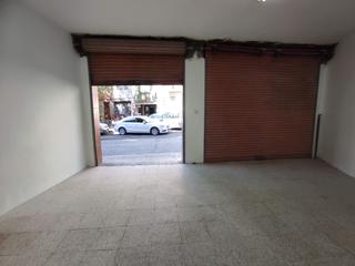 Local Comercial en Carrer vint 38. Gran local con escaparte