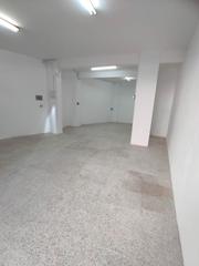 Business premise in Carrer vint 38. Gran local con escaparte