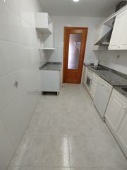 Appartement  Carrer de la vallvera. Piso en el centro de valls, 4 habit, 2 baños completos .