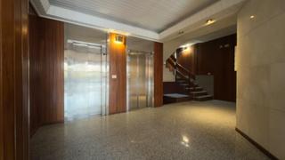 Pis  25 de xullo. Piso en el corazón de carballiño con tres habitaciones y dos bañ