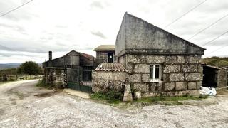 Maison  Lugar guimaras-nu. Descubre esta encantadora casa de piedra en venta, una joya del