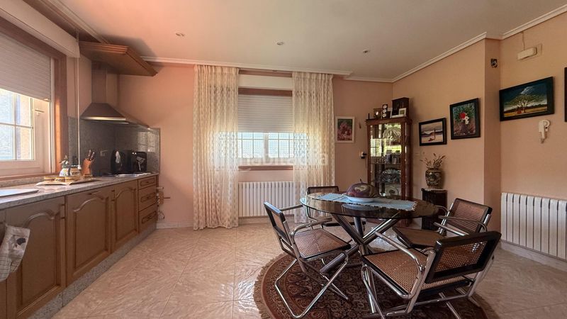 Foto bcb5b885-f27c-4231-bd8d-ff0e518de470. Xalet amb aparcament piscina a Leiro