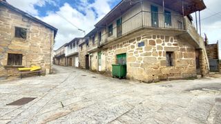 Casa a Ventiun. Conjunto de 3 chalets independientes en piedra  oportunidad de i