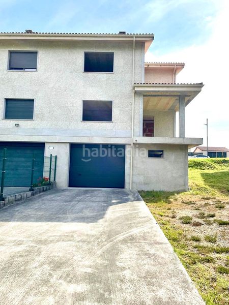 Foto 0a21a5ff-3539-4a1c-b901-c917adb44a3e. Casa aparellada amb calefacció piscina a Merca (A)