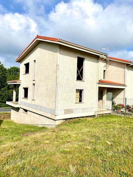 Foto 81353a40-84d1-4735-946d-7805d77fdf96. Casa aparellada amb calefacció piscina a Merca (A)
