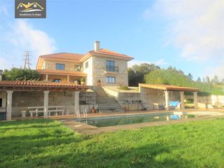 Casa en San Cibrao das Viñas. Chalet independiente en cumial, con 6 habitaciones 3 baños y pis