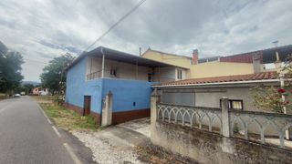 Haus in Monforte de Lemos. Casa de dos plantas con nave y terreno de 1400m con pozo a escas
