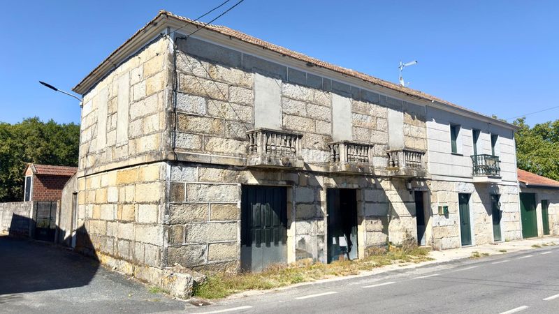 Foto 79088ba4-ef50-4d18-9c99-a2bc9df3ec55. Casa  de piedra registrada para rehabilitación integral en a merca cerca de las piscinas municipales en Merca (A)