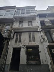 Maison jumelée à Rúa almirante chicarro 7. Casa pareada en venta en el corazón de viveiro
