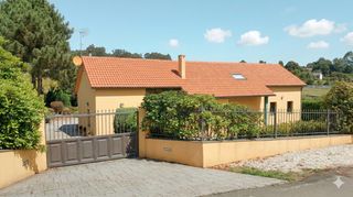 Casa  Lugar as quintas. Casa con parcela ajardinada