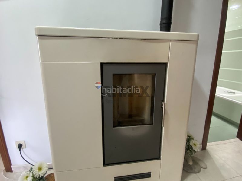 Foto d0a3cfa8-7fdf-4146-ad5c-2fd9976206fb. Casa amb calefacció aparcament a Lalín
