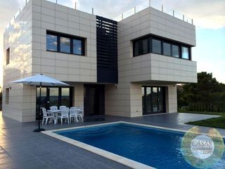 Casa  Til·lers. Exclusiva y moderna villa en primera línea
