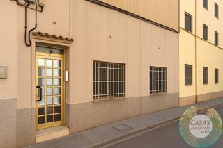 Rez-de-chaussée  Carrer constitució. Planta baja a reformar con proyecto de edificación