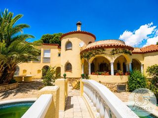 Haus  Constitució. Exclusiva y amplia villa con vistas al mar y licencia turística