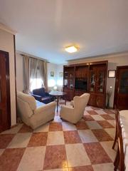 Pis  Avenida de andalucía. Casa en primera planta en avenida principal con terraza de 25 m2
