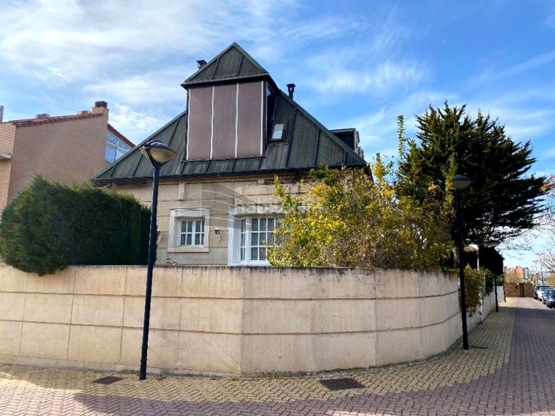 Foto 3f2db1bf-372a-43e6-ab4a-7cde7086a21d. Casa amb calefacció aparcament piscina a Montecanal Zaragoza