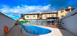 Casa adossada  Mosén severino escolano. Preciosa vivienda unifamiliar con piscina comunitaria en la marl