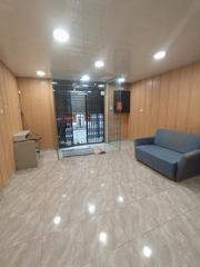 Location Local commercial  Carrer de bassegoda. Local para negocio, dos salas y un pequeño lavabo. a pié de call