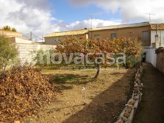 Casa en Albaladejo del Cuende. Unifamiliar de 280 m2 y patio de 630 m2
