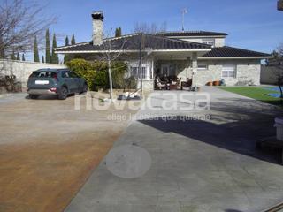 Chalet en Pedanías - Extrarradio. Chalet de 1.000 m2 con piscina y vivienda de 5 dormitorios