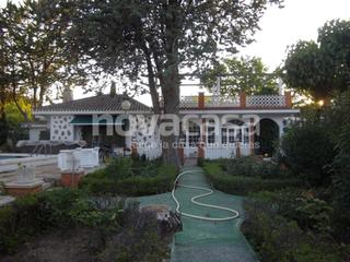 Chalet in Pedanías - Extrarradio. Chale de 3570 m2 con piscina, pista de tenis y 3 viviendas. urb.