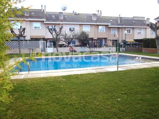 Casa adosada en Hermanos Falcó. Adosado de 3 dormitorios con garaje, piscina y zonas comunes