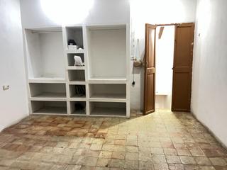 Edificio en Gran Via de Colom. Vivienda con gran potencial en venta