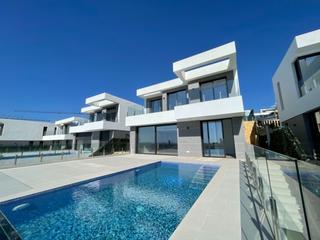 Chalet  Calle guatemala de. Venta de espectacular villa en finestrat