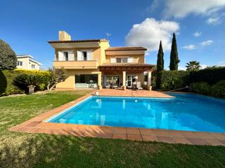 Chalet en Pueblo-Ubanizaciones. Villa en alfaz del pi