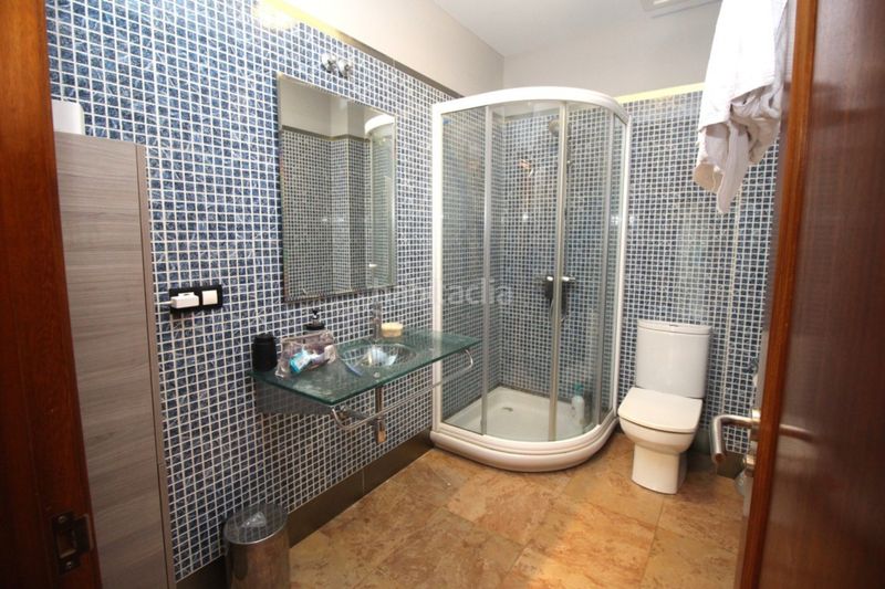 Foto 13c9a45b-6d16-4e67-8b7d-d0391b44f08d. Casa amb calefacció aparcament piscina a Betanzos