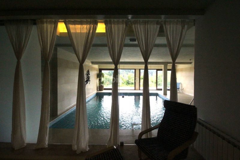 Foto a71d3acd-3c40-4595-aaac-3e999a52b243. Casa amb calefacció aparcament piscina a Betanzos