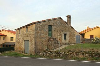 House in Coirós. Vivienda unifamiliar para reformar por completo, con una superfi