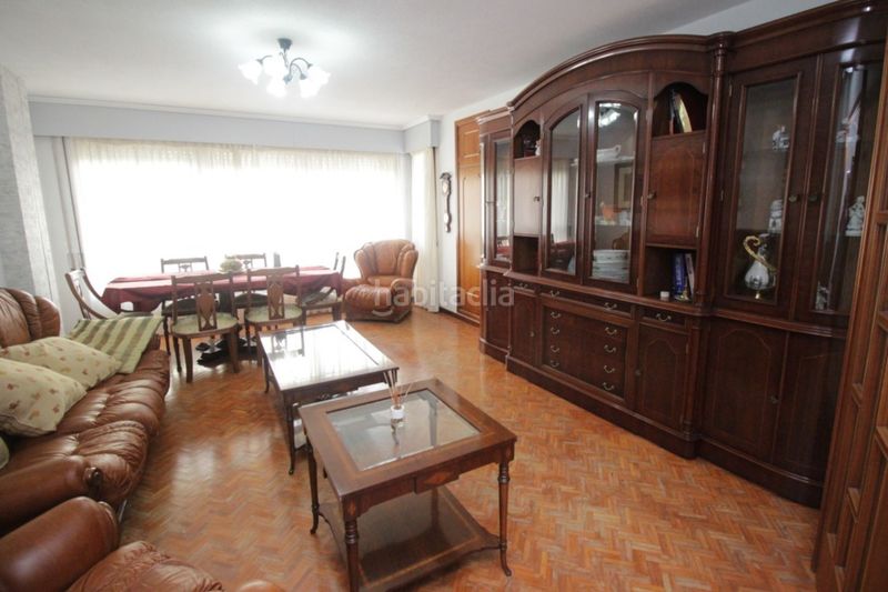 Foto a6f95ba4-7c3c-43ab-b5f3-81fb266d5ea0. Alquiler piso amplio piso de cuatro dormitorios, dos cuartos de baños, salón comedor, cocina totalmente amueblada y equipada y ascensor. no tie en Betanzos