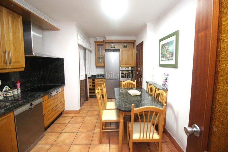 Foto e5086bc5-d153-44e0-a0c5-dd9fa85aa1bb. Alquiler piso amplio piso de cuatro dormitorios, dos cuartos de baños, salón comedor, cocina totalmente amueblada y equipada y ascensor. no tie en Betanzos