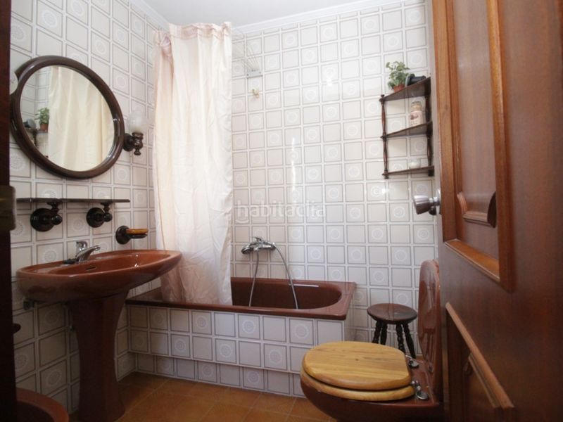 Foto e7e9b257-df99-4851-bd9e-fa4100119dbc. Alquiler piso amplio piso de cuatro dormitorios, dos cuartos de baños, salón comedor, cocina totalmente amueblada y equipada y ascensor. no tie en Betanzos