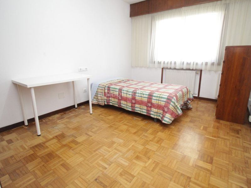 Foto f6604ba0-fc83-456e-843d-3303584823ae. Alquiler piso amplio piso de cuatro dormitorios, dos cuartos de baños, salón comedor, cocina totalmente amueblada y equipada y ascensor. no tie en Betanzos