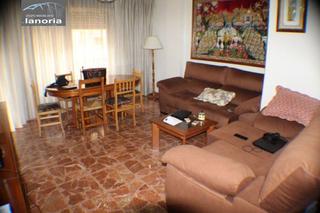 Alquiler Piso  Calle ejercito. Grupo la noria alquila piso a estudiantes de 4 dormitorios y 2 b