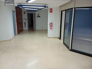 Lloguer Oficina a Centro. Grupo la noria alquila entreplanta exterior con baño privado, zo