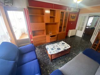 Flat  Calle miguel servet. Grupo la noria vende piso amueblado de 4 dormitorios y 2 baños.