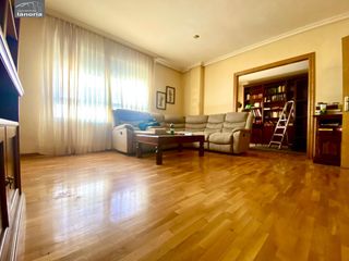 Etagenwohnung in Industria. Grupo la noria vende amplia vivienda, 4 dormirorios, 2 baños. co