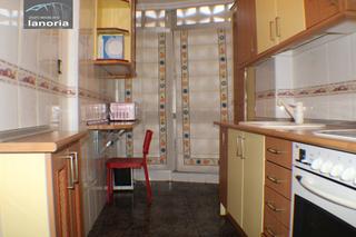 Piso en Feria. Grupo la noria vende piso exterior en c baños. 3 dormitorios, 2