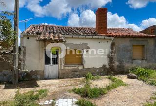 Mas  Calle de almaraz. Casa con terreno