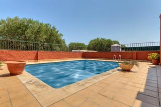 Casa a Llers. Casa unifamiliar con piscina, con 369 m2 construidos sobre parce