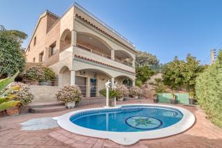 Casa en Mas Mora-Sant Daniel. Increíble chalet de 3 viviendas con piscina de agua salada y her